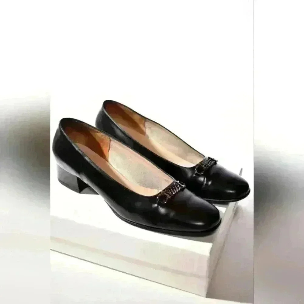 SALVATORE FERRAGAMO Black Leather Chain Vara Gancini Pump Heel 9US 39EU  B Italy